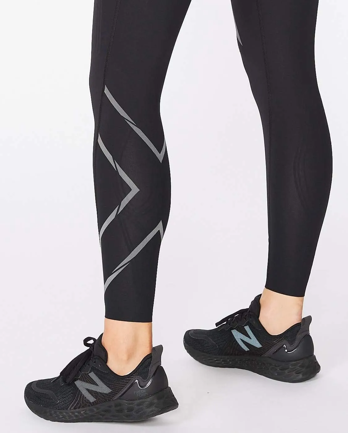 2XU Women's Light Speed Compression Tights - Lightweight & Flexible Support for Improved Running Performance