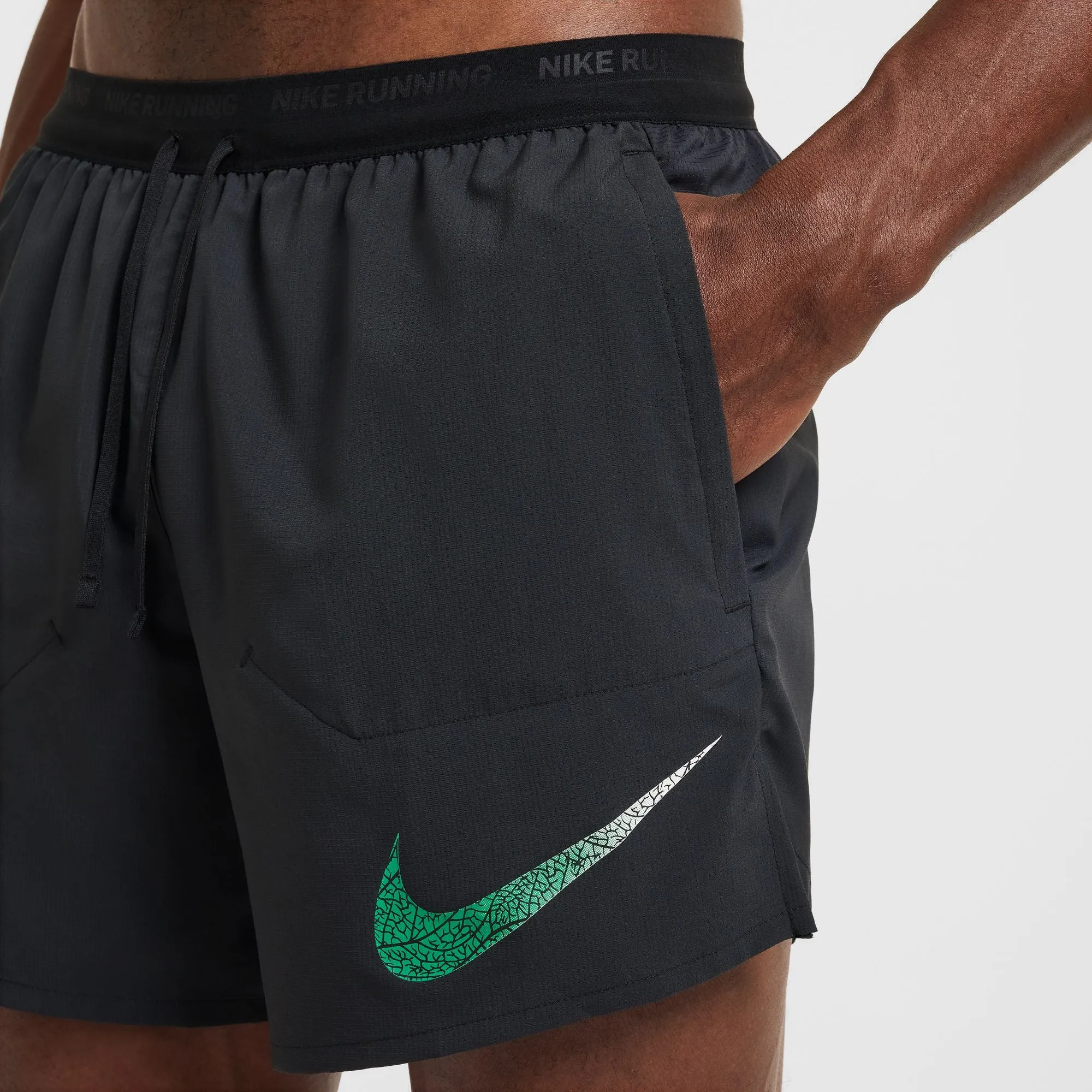 Nike Men's Dri-FIT Kipchoge Stride 5 Inch Shorts Black / Stadium Green